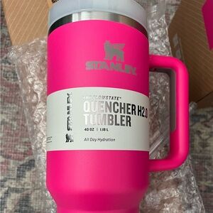 Stanley Vibrant Hot Pink Quencher H2.0 Tumbler NEW 40oz